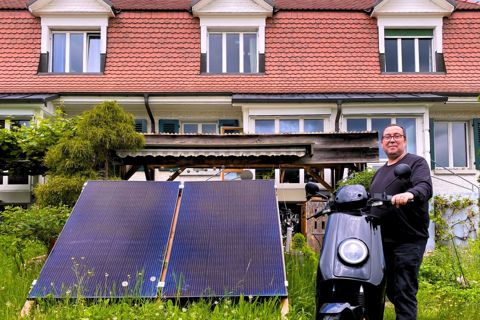 Mikes NIU fährt mit Strom vom Garten