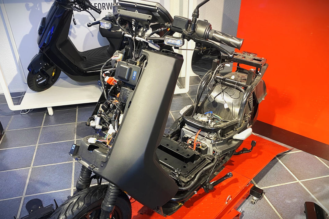 Wie du die Verschalungsteile deines NIU E-Rollers der NQi-Serie demontierst