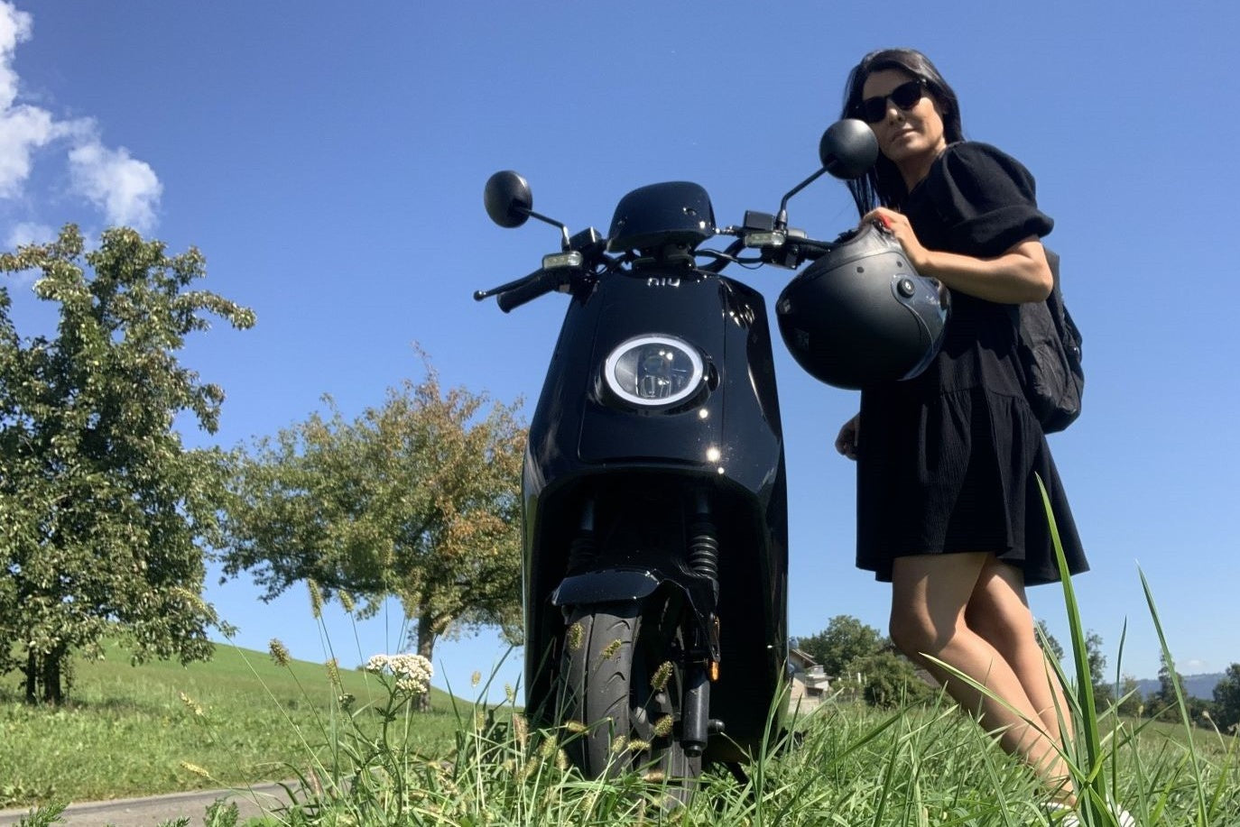 Sandra neben dem NIU NQi Sport